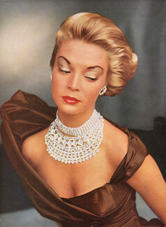 Midnight Sun Hairstyle 1951 Coloral Burnished Gold, Revlon, Photo John Rawlings