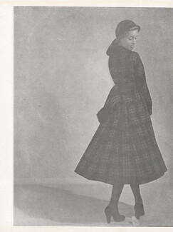 Paquin 1948 Photo Jean Moral, Taille haute et long boutonnage