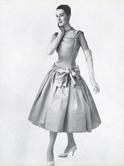 Christian Dior 1954 Robe en satin de Bodin, Photo Seeberger