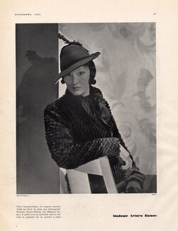 Schiaparelli 1933 Mrs Arturo Ramos, Horst