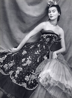 Christian Dior 1950 Evening Gown, Mantelet de velours brodé d'or, Photo Philippe Pottier