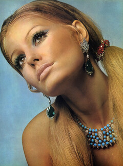 Cartier (Neklace) 1967 Hair Clip Van Cleef & Arpels, Earrings Harry Winston