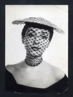 1911 - Grabrielle d'Orziat modelling Chanel hat