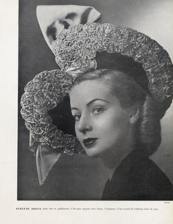 Evelyne Arzan (Millinery) 1947 Paillasson gris argent, noeud bois de rose, Philippe Pottier