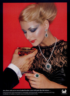 Graff 1976 Photo David Bailey, emeralds and diamonds necklace, cufflinks in mother-of-pearl