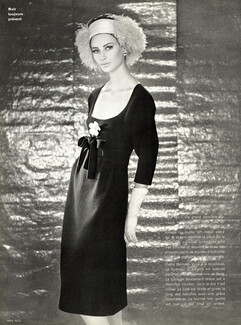 Nina Ricci 1962 Robe en crêpe, Décolleté, Noeud, Plumes d'autruche, Staron