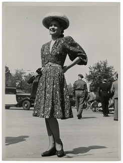 Worth 1945 Service Photographique du Ministère de l'Information, Services Etrangers, Original Fashion Photography