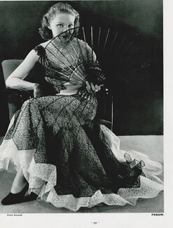 Paquin 1938 white lace Evening Gown with black lace fans, Photo Koreneff