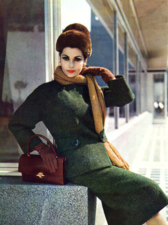 Grès 1959 Tailleur tweed Dormeuil, Sac et gants Hermès Photo Pottier
