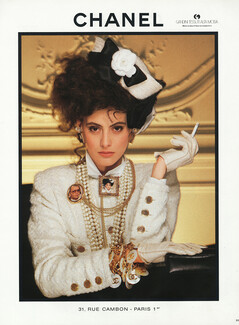 Chanel 1986 Veste Blanche à Boutons dorés, Broches "Karl Lagerfeld, Inès De La Fressange" Toque camélia