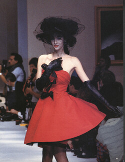 Chanel 1987 "Jupes paraboles" Couleur Feu, Le bustier s'orne de trois noeuds de satin noir