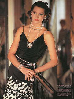 Chanel 1983 Robe du soir imprimée noir et blanc, Ceinture-bijou, sautoir en perles, trèfle