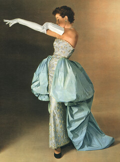 Balenciaga 1951 Strapless Dress, Satin et Tulle brodé, Taffetas bleu de Labbey, Photo Philippe Pottier
