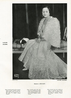 Lucien Lelong 1934 Madame Léovant, Robe du soir en Organdi, Cape en plumes roses, Photo Madame D'Ora