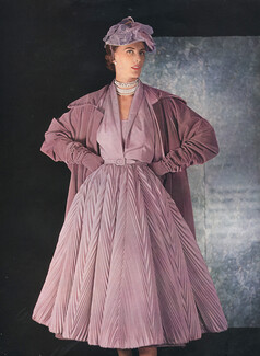 Jacques Fath 1951 Robe du soir plissée, Reps de Soie de Hurel, Manteau rose en velours de Bianchini Férier