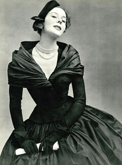 Christian Dior 1951 Taffetas de Ducharne, Jupe Corolle, fichu drapé sur les épaules, Photo Philippe Pottier