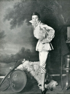 Jacques Fath 1950 "L'indifférent" Battle-Dress in white satin, Photo Henry Clarke