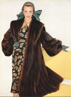 Revillon & Schiaparelli 1951 Fur Coat, Dinner Dress damas vert broché d'or, Backless, Photo Philippe Pottier