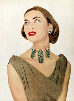 Cartier 1955 Set of Jewels "Necklace composed of clusters of emeralds" Photo Pottier