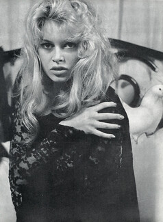 Brigitte Bardot 1958 Photo William Klein, 2 pages