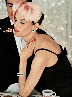 Paulette 1955 Bijoux d'émeraudes et de brillants de Cartier, Maxim's, Photo Henry Clarke