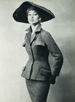 Christian Dior 1954 Suit, Anfrie, Photo Guy Arsac