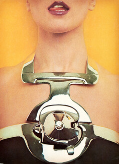 Pierre Cardin (Jewels) 1968 Solitaire sur pectoral de métal, Photo John Stewart