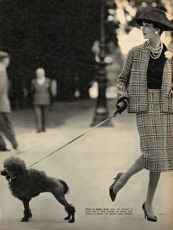 Chanel 1958 Tailleur Prince de Galles Géant, Camélia, Poodle, Fashion Photography