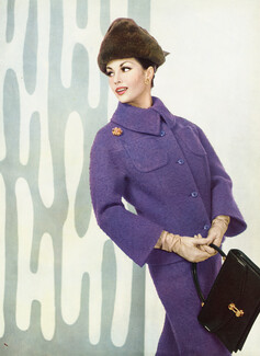 Jacques Griffe 1959 Tailleur en lainage violet Ducharne, Sac et gants Hermès, Bijoux Max Boinet