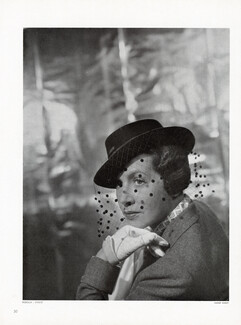 Knizé circa 1940 Gants Hermès, Caroline Reboux, Photo André Durst
