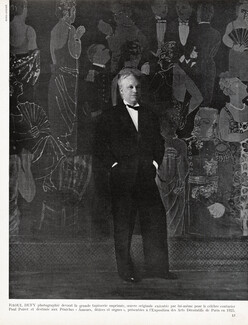 Raoul Dufy 1949 Devant la grande tapisserie imprimée créée pour Paul Poiret, Péniches "Amours, délices et orgues", Photo Rogi-André