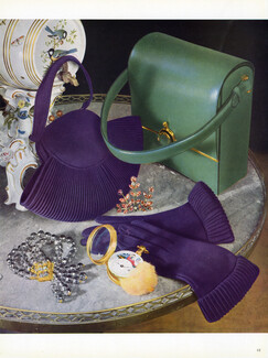 Schiaparelli (Gloves, Bag with pleated), Hermès (Emerald green Handbag), Christian Dior (Clip), Noëlla Riotteau 1950 Photo Pottier
