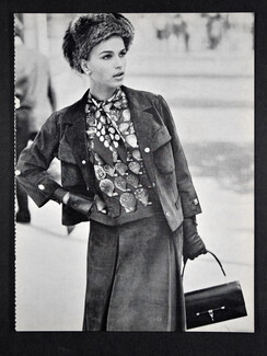 Hermès (Couture) 1964 Tailleur en cuir doblis, Chapeau Brosseau