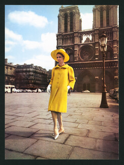 Christian Dior 1963 Manteau Jaune, Bodin, Notre-Dame de Paris, Photo Arsac