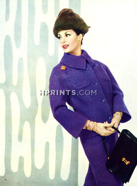 Jacques Griffe 1959 Tailleur en lainage violet Ducharne, Sac et gants Hermès, Bijoux Max Boinet