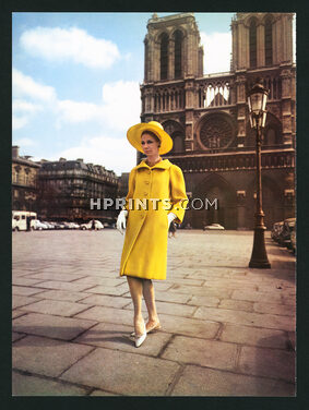 Christian Dior 1963 Manteau Jaune, Bodin, Notre-Dame de Paris, Photo Arsac