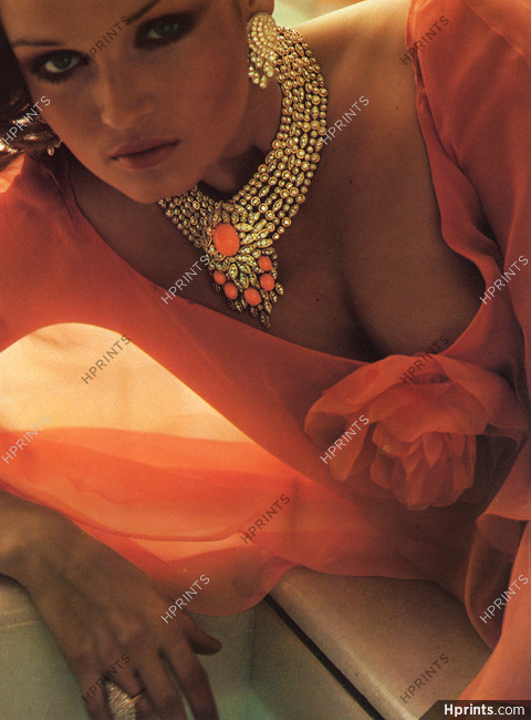 Van Cleef & Arpels 1975 Collerette brillants et corail sur or, Photo Steve Hiett
