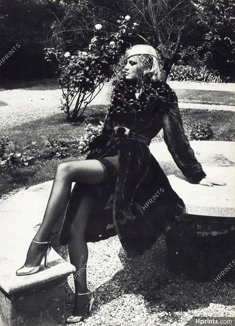 Léon Vissot (Fur Clothing) 1976 Christian Dior stockings, Photo Helmut Newton