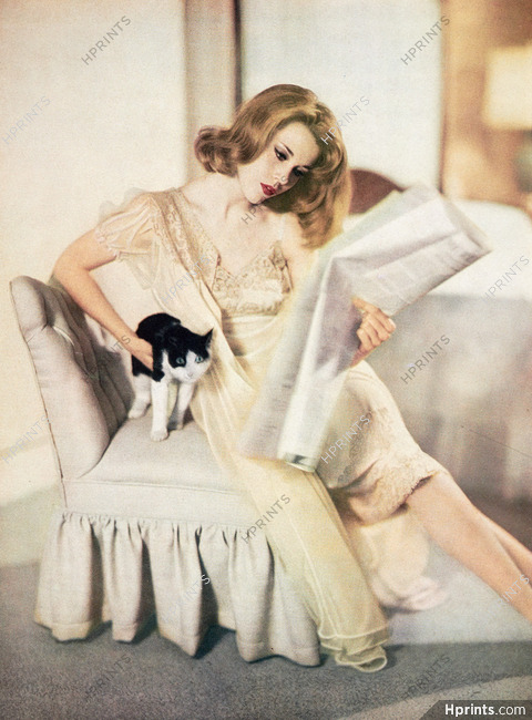 Van Raalte (Lingerie) 1959 Nightdress Cat, Photo Karen Radkai