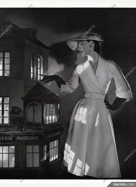 Jacques Fath 1951 Dans les reflets d'un décor, Robe manteau, Laffolay, Photo Guy Arsac